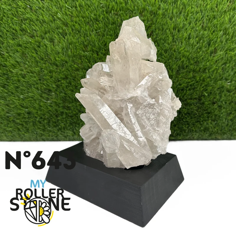 Clúster de cristal de roca sobre base negra n.° 643
