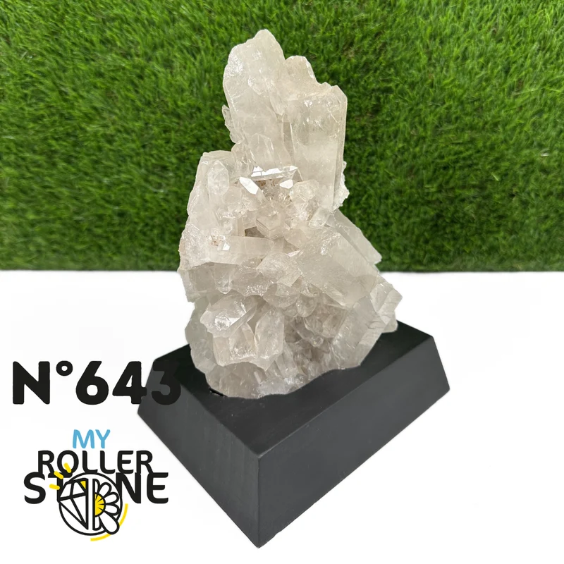 Clúster de cristal de roca sobre base negra n.° 643
