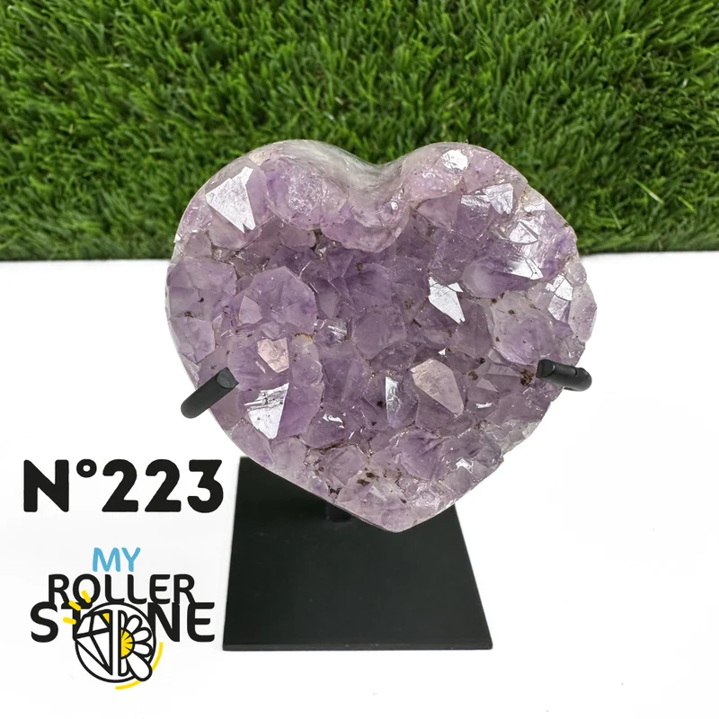 Geoda de corazón de amatista sobre soporte de metal n.° 223