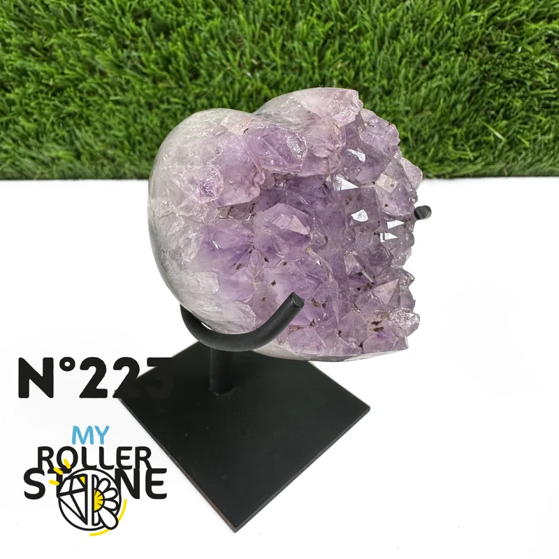 Geoda de corazón de amatista sobre soporte de metal n.° 223