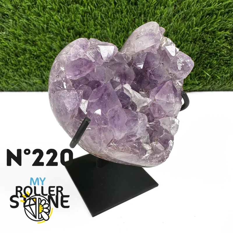 Geoda de corazón de amatista sobre soporte de metal n.° 220