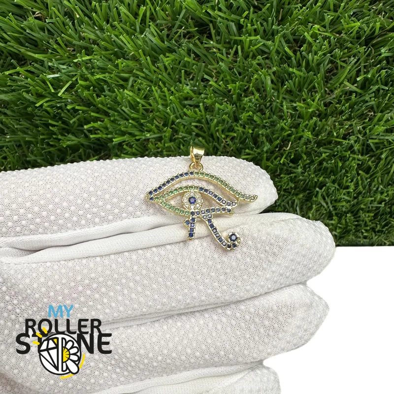 Colgante Ojo de Horus en latón con micropavé de circonitas cúbicas