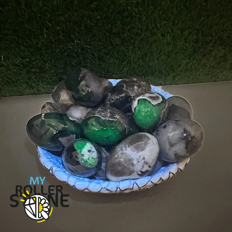 Piedra pulida de ágata volcánica fluorescente