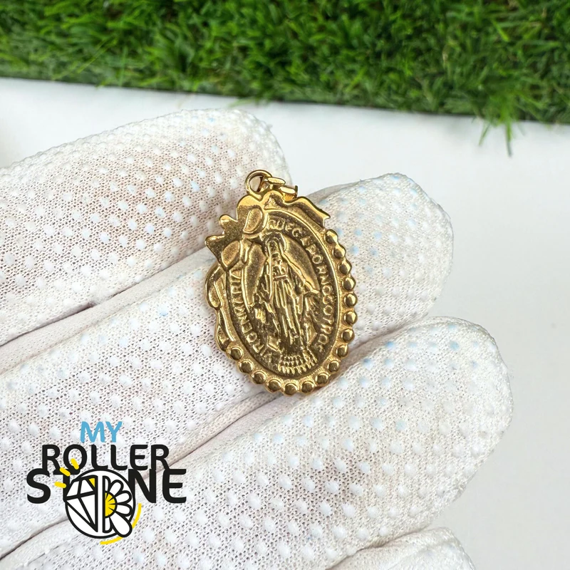 Colgante ovalado de la Virgen María en acero inoxidable bañado en oro
