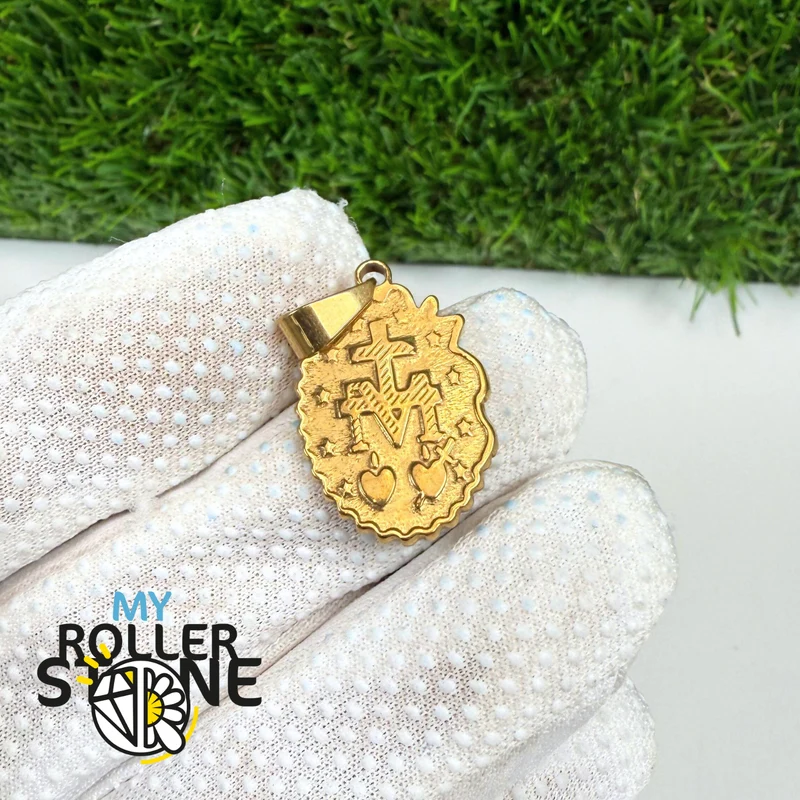 Colgante ovalado de la Virgen María en acero inoxidable bañado en oro