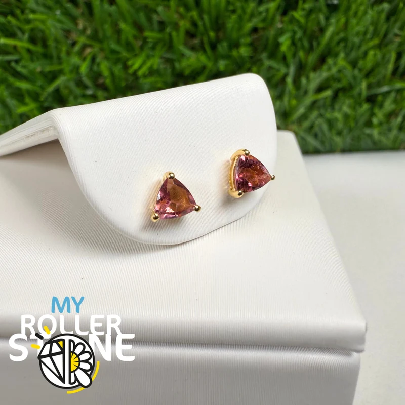 Pendientes de turmalina rosa talla trillón con baño de oro de 18 quilates (SBC104G)