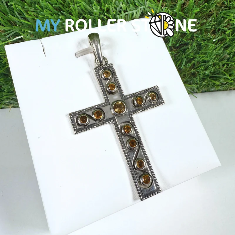 Colgante de cruz catalana con cabujón de citrino