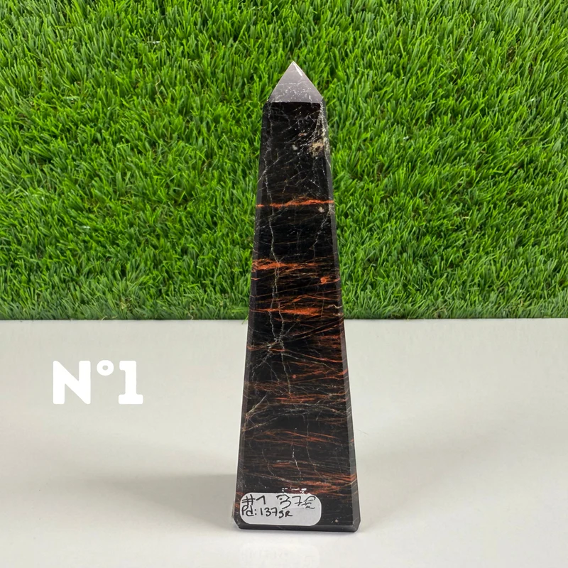 Obelisco de turmalina negra
