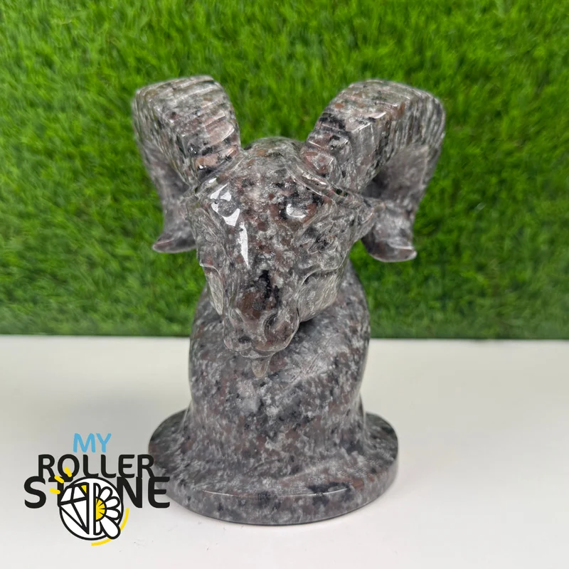 Escultura de yooperlita en forma de cabra