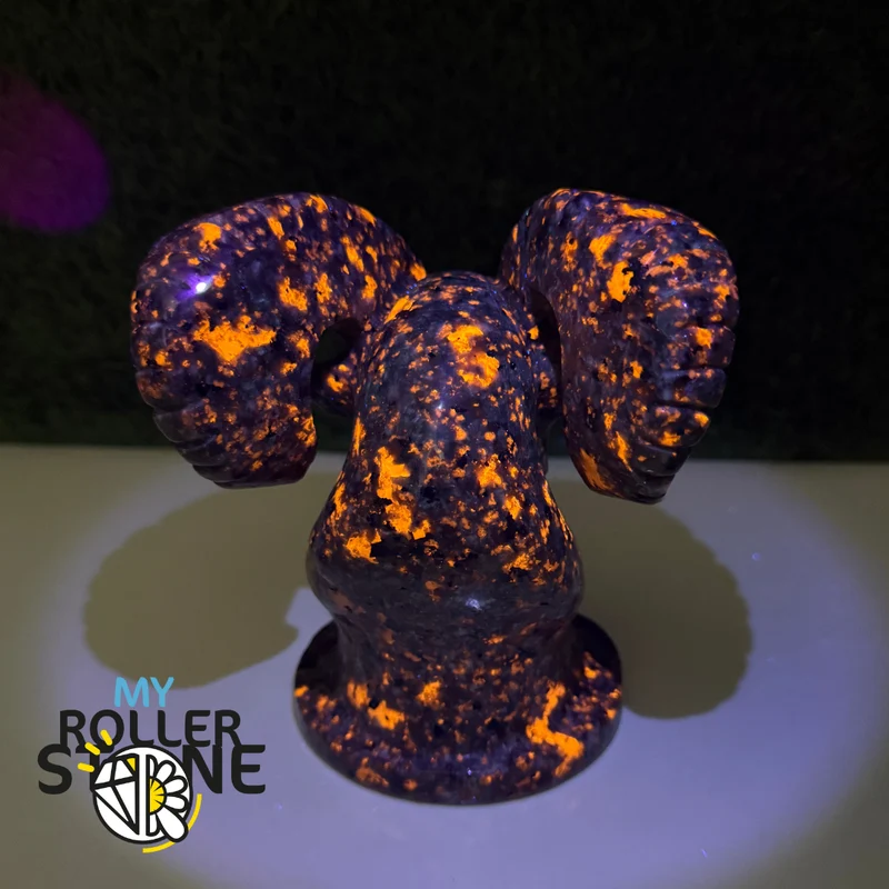 Escultura de yooperlita en forma de cabra