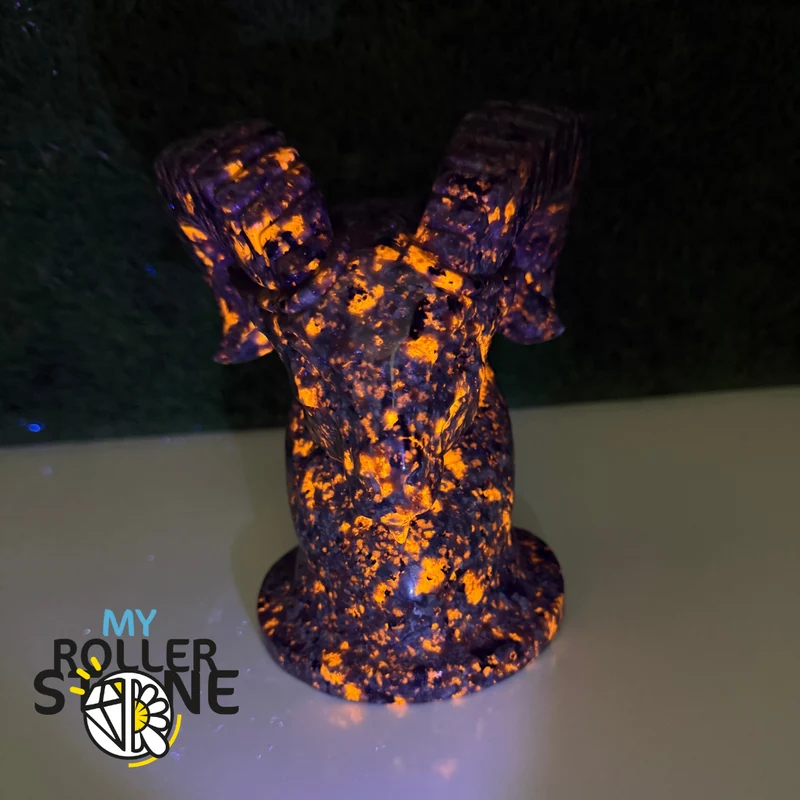 Escultura de yooperlita en forma de cabra