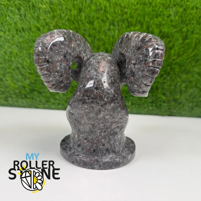 Escultura de yooperlita en forma de cabra