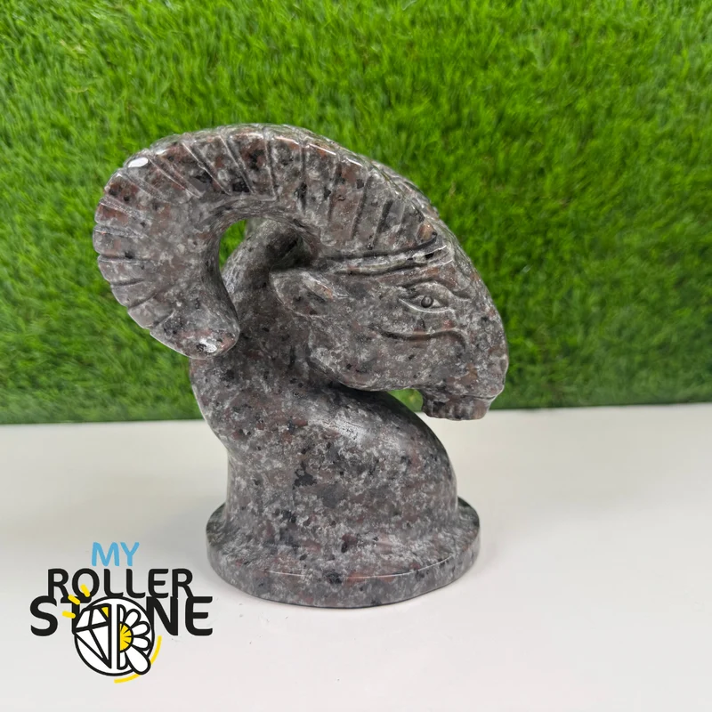 Escultura de yooperlita en forma de cabra