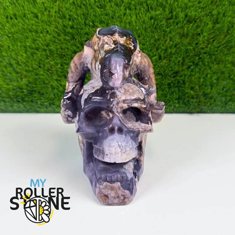 Escultura de ágata volcánica en forma de calavera y cuerno de cabra