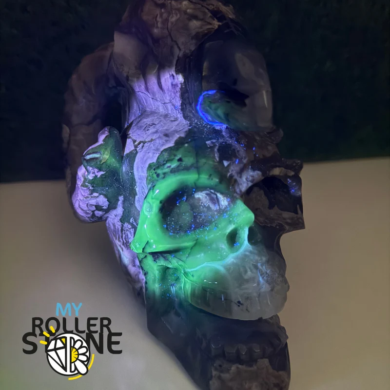 Escultura de ágata volcánica en forma de calavera y cuerno de cabra