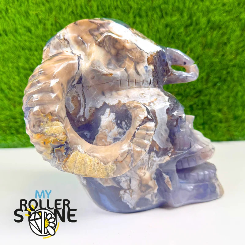 Escultura de ágata volcánica en forma de calavera y cuerno de cabra