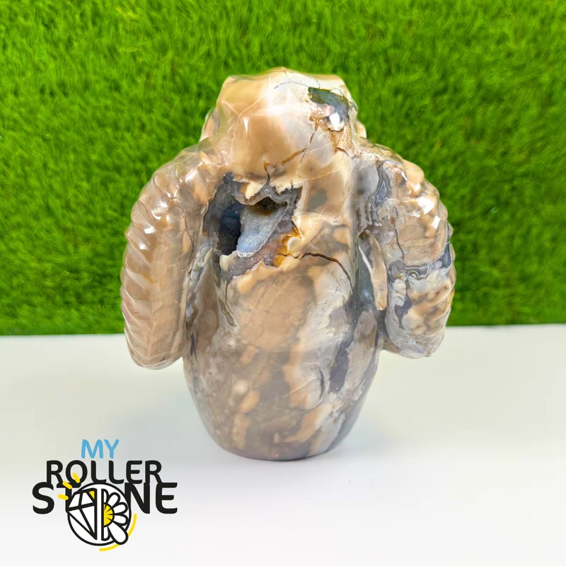 Escultura de ágata volcánica en forma de calavera y cuerno de cabra