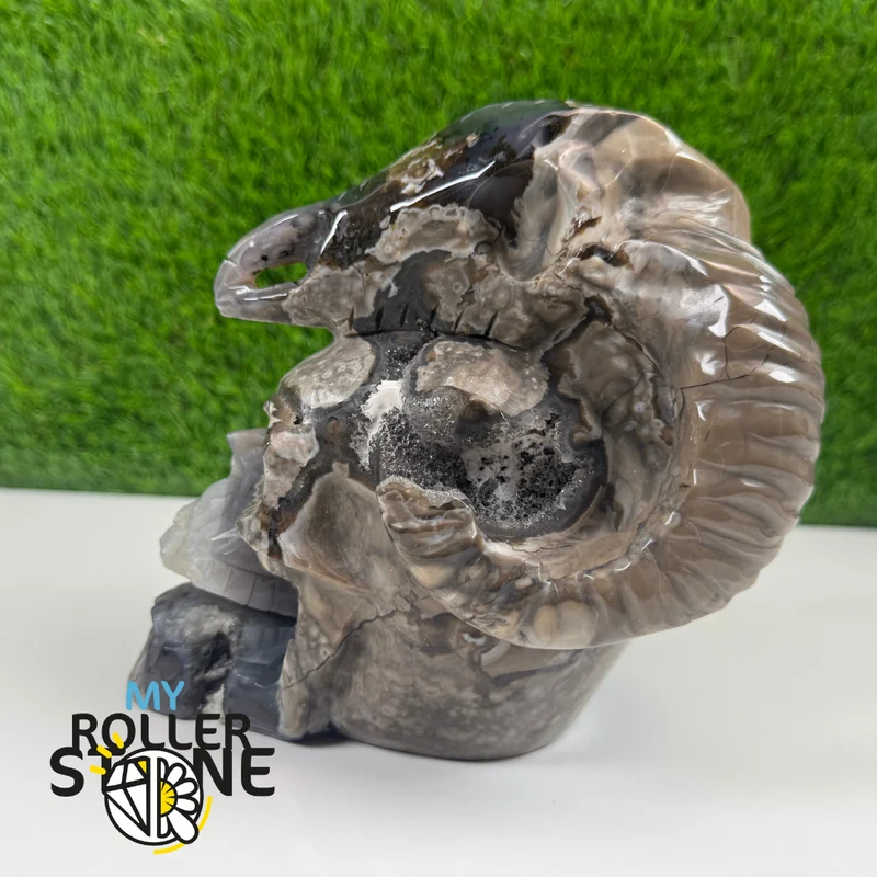 Escultura de ágata volcánica en forma de calavera y cuerno de cabra
