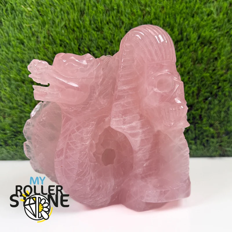 Escultura de cuarzo rosa con cabeza de faraón y dragón