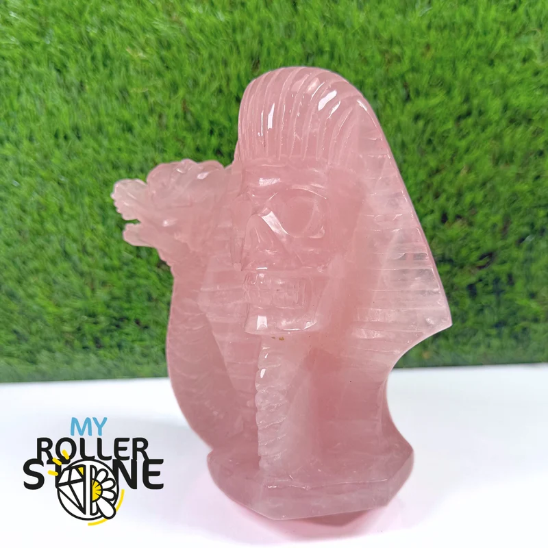 Escultura de cuarzo rosa con cabeza de faraón y dragón