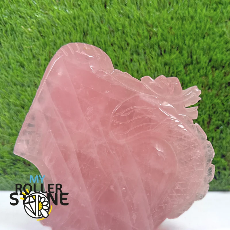Escultura de cuarzo rosa con cabeza de faraón y dragón