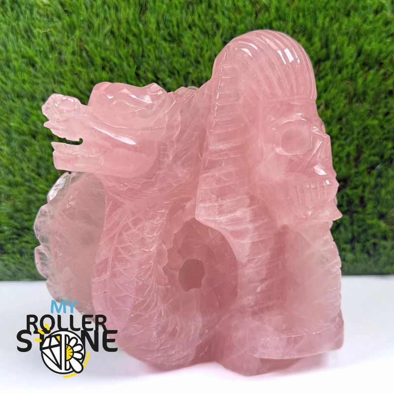 Escultura de cuarzo rosa con cabeza de faraón y dragón