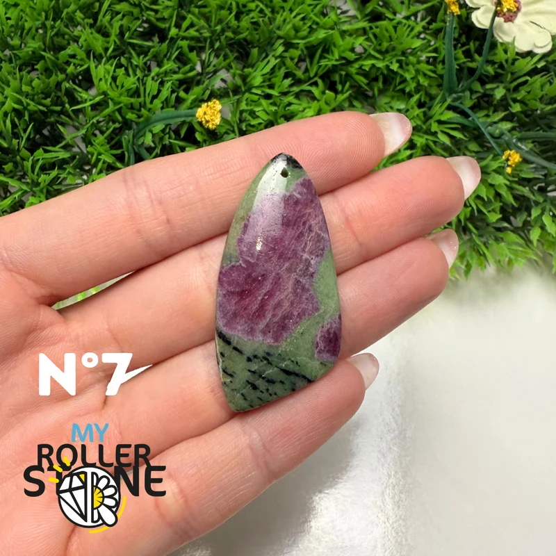 Colgante perforado de zoisita rubí 5A