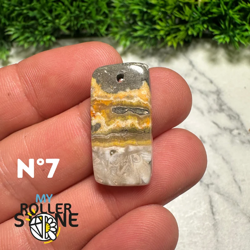 Colgante de jaspe con abejorro perforado