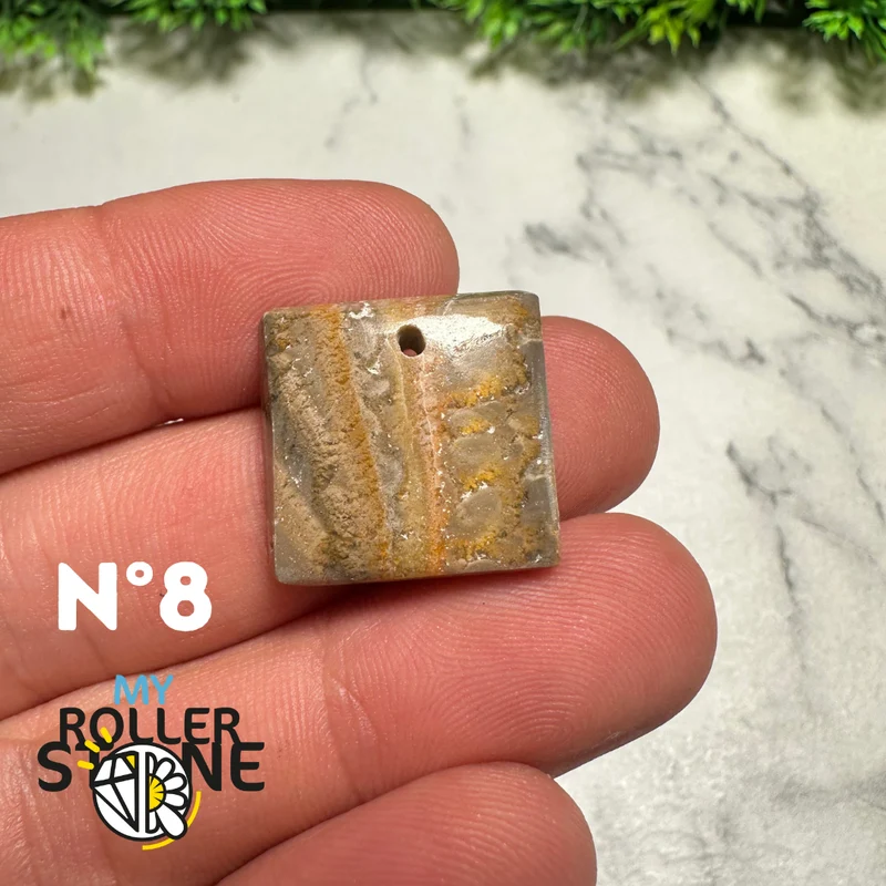 Colgante de jaspe con abejorro perforado