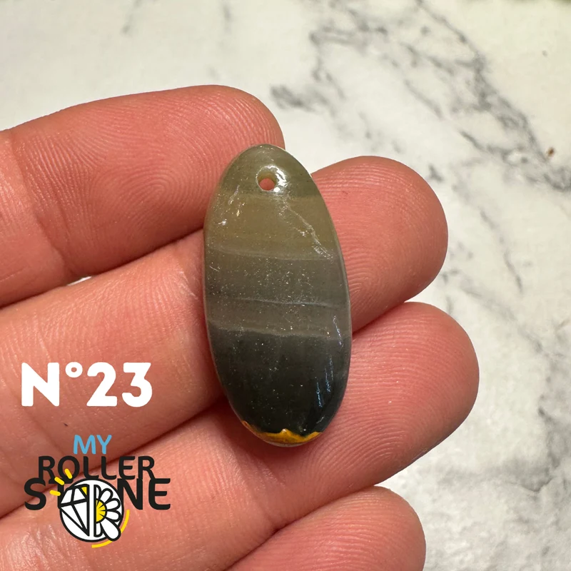 Colgante de jaspe con abejorro perforado