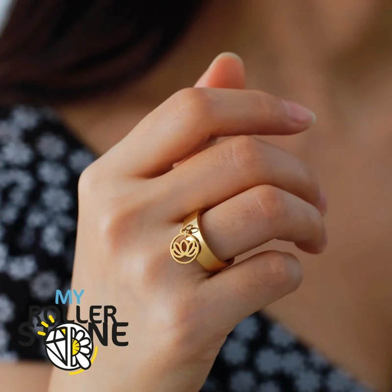Anillo con dije de flor de loto