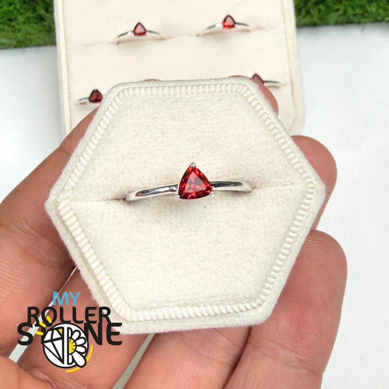 Anillo Solitario Granate Facetado Trillon (4 tallas)