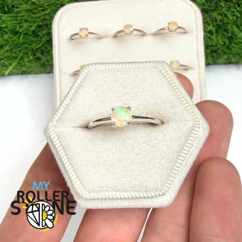 Anillo solitario de ópalo etíope facetado redondo (4 tamaños)