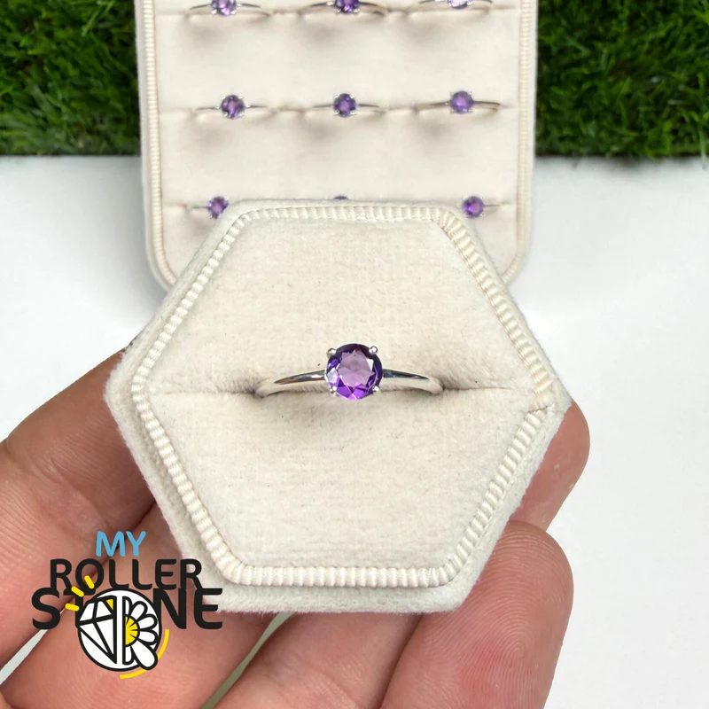 Anillo solitario de amatista facetada redonda (4 tamaños)