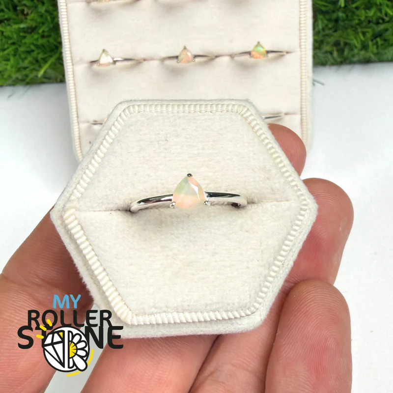 Anillo solitario de ópalo etíope Trillon (4 tamaños)