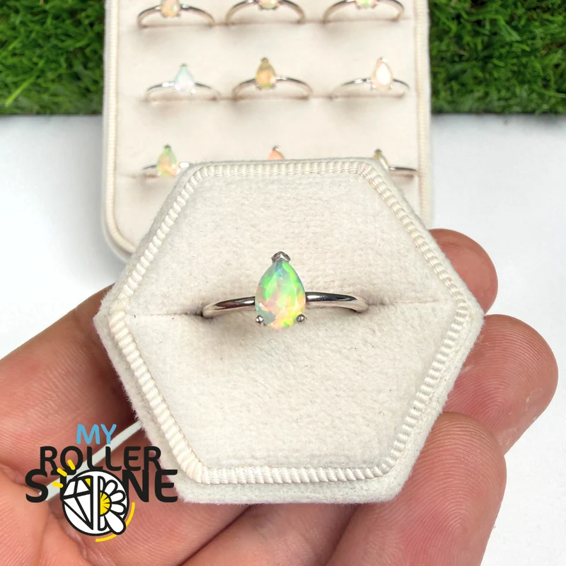 Anillo solitario de ópalo etíope de pera (4 tamaños)