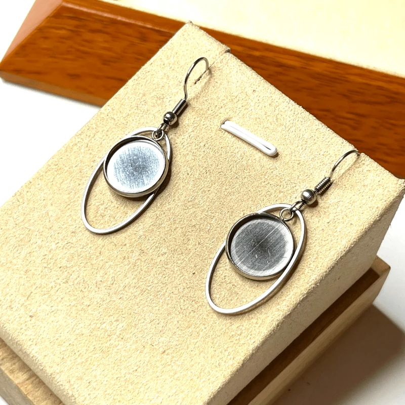 Portapendientes de cabujón de plata