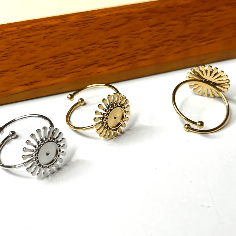 Porta anillos con cabujón de flores plateadas y doradas