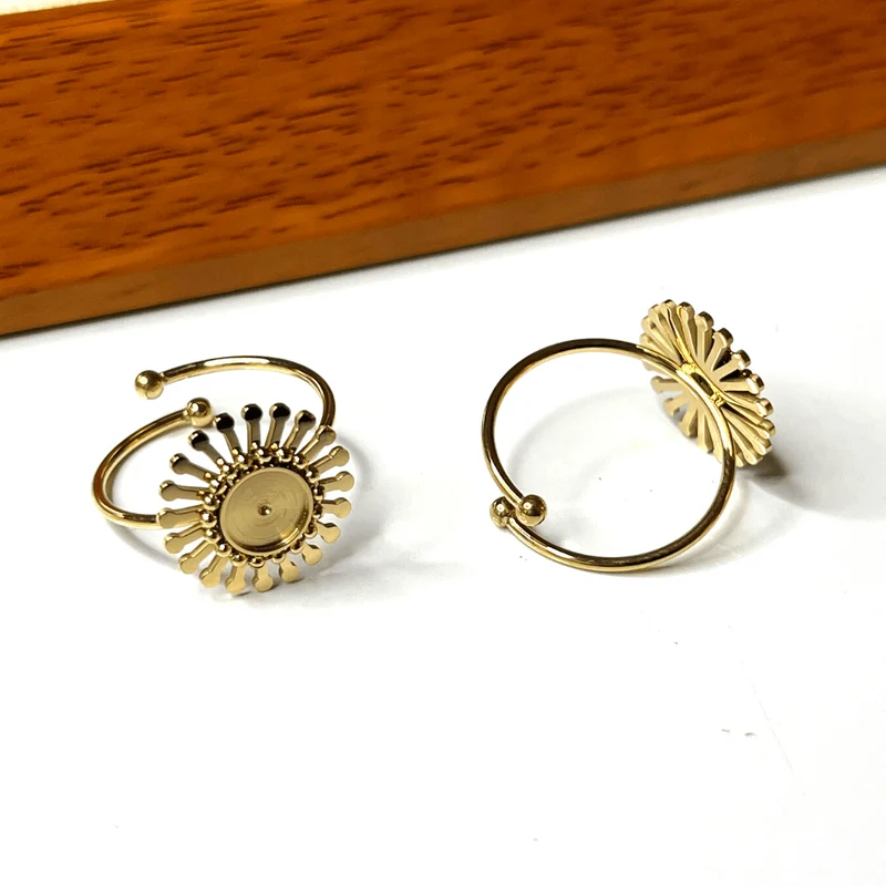 Porta anillos con cabujón de flores plateadas y doradas