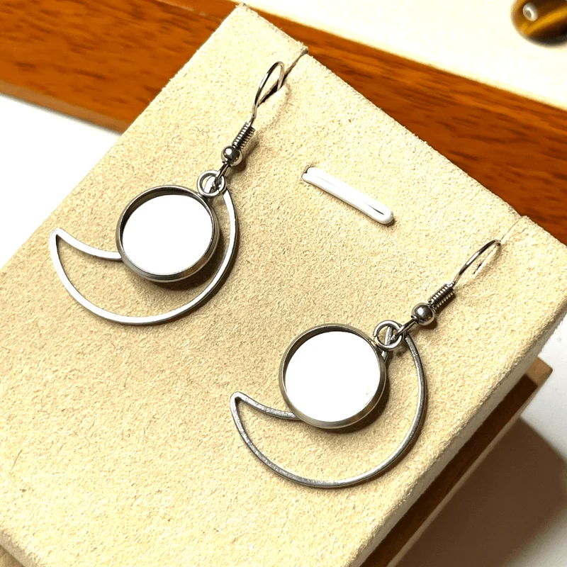 Porta aretes de cabujón de media luna