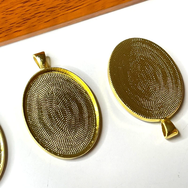 Soporte para colgante de cabujón estilo tibetano dorado