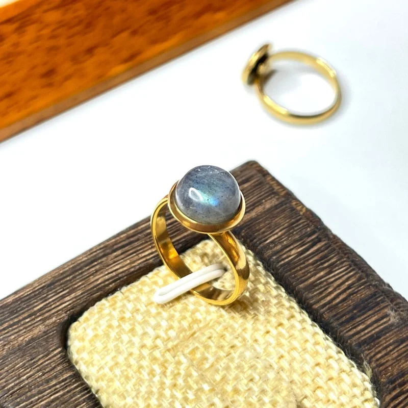 Porta anillos de acero inoxidable con cabujón dorado