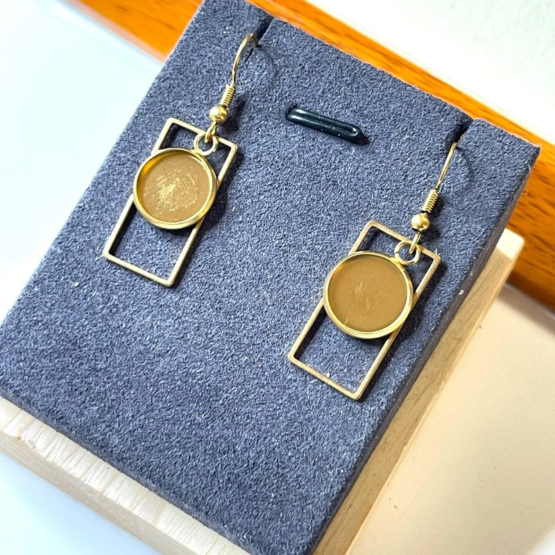 Soporte para aretes con gancho rectangular