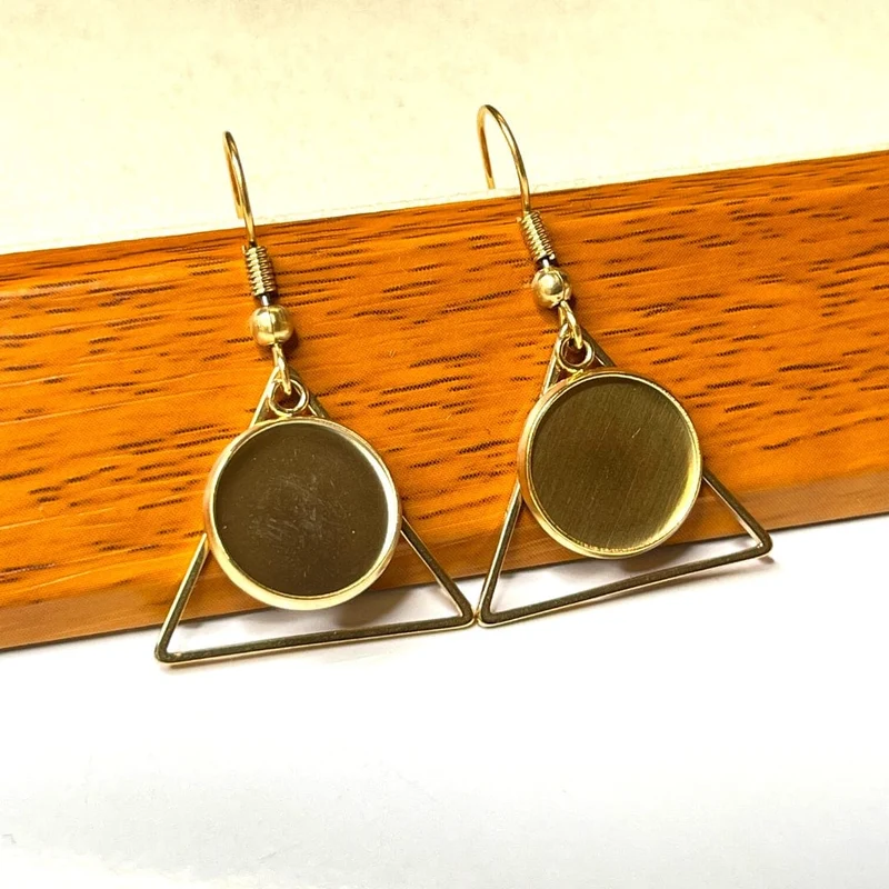 Soporte para aretes con gancho triangular