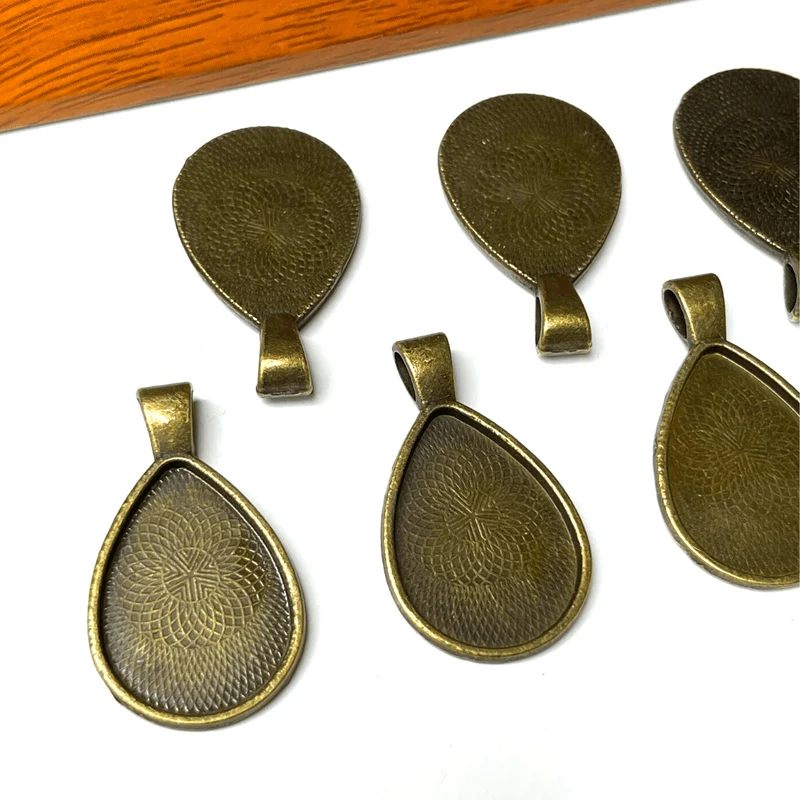 Soporte para colgante de cabujón en forma de gota de bronce antiguo