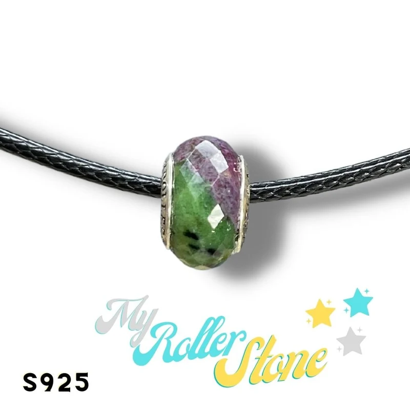 Charm característico de rubí zoisita