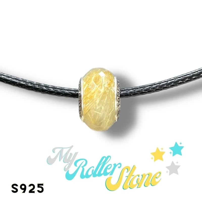 Charm distintivo de cuarzo rutilo dorado