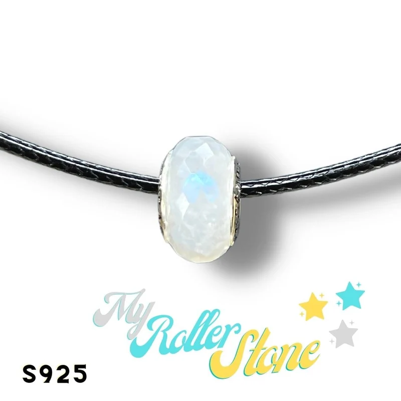 Charm de piedra lunar característico