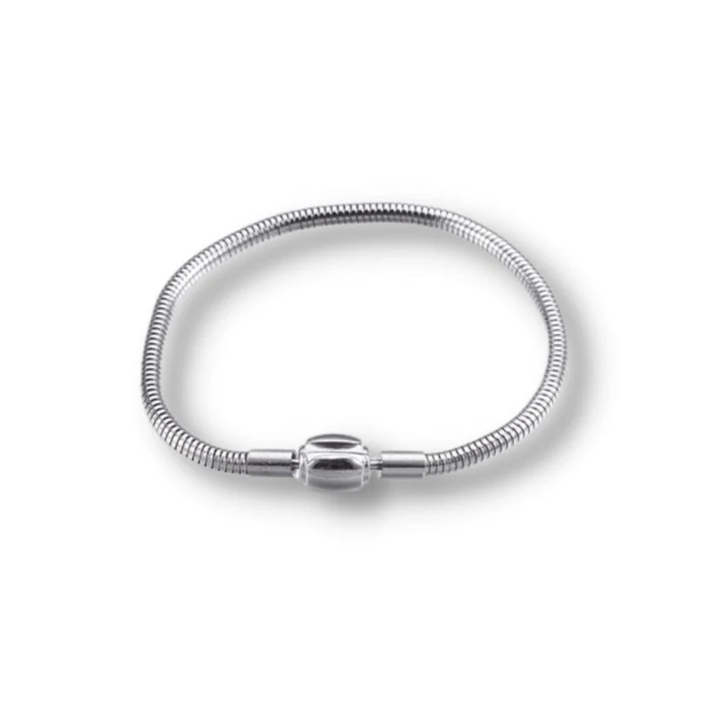 Pulsera con dijes de acero inoxidable.