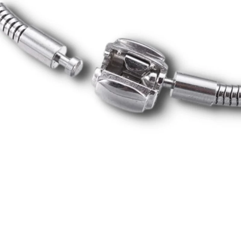 Pulsera con dijes de acero inoxidable.
